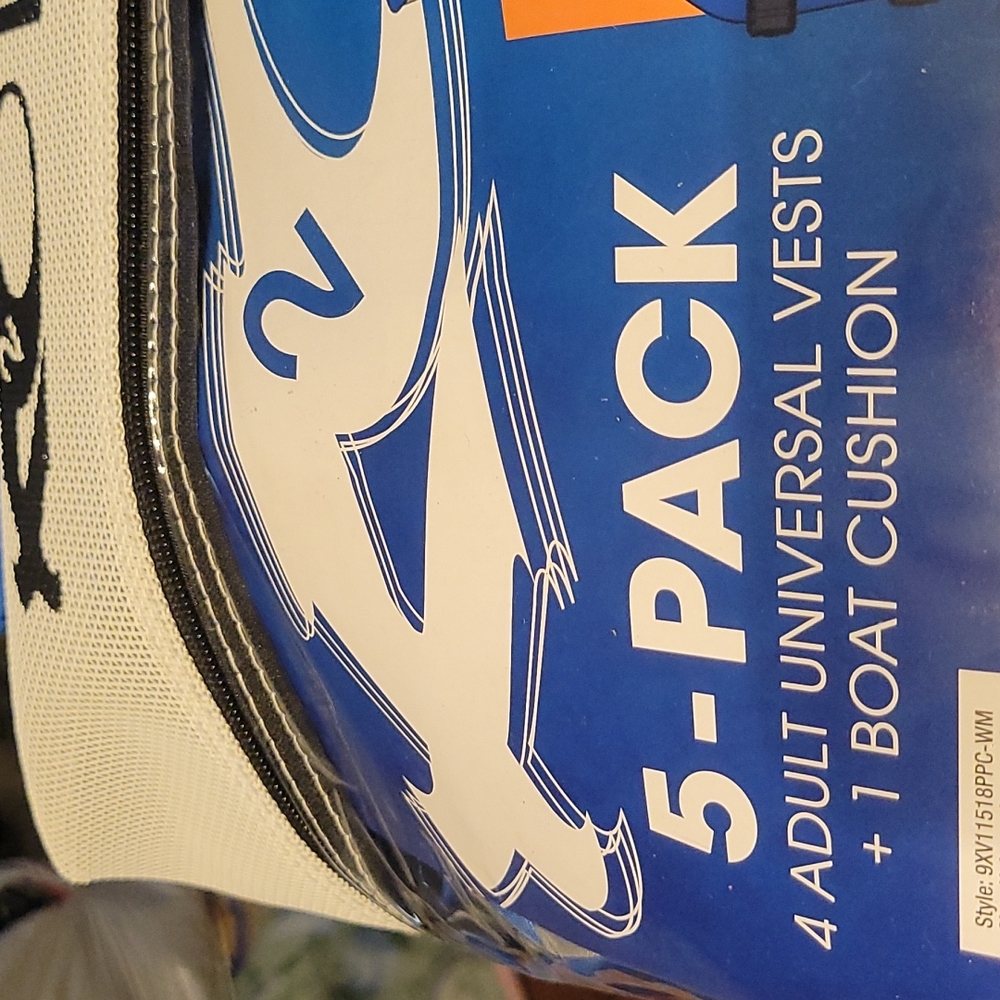 5-pack 4 adult universal vests + 1 boat cushion